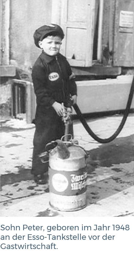 Peter Reinhardt as filling station attendant, ca. 1953