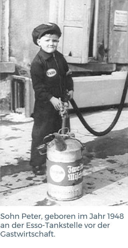 Peter Reinhardt als Tankwart, ca. 1953