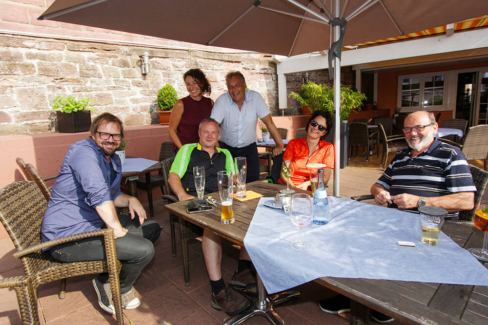Männer und Frauen bei einem Bier mit Reichsadler Chef